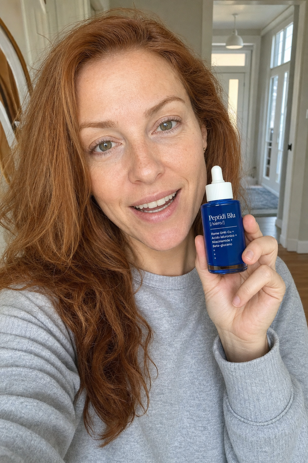 Foto della community: donna con viso naturale e siero, scatto informale a casa