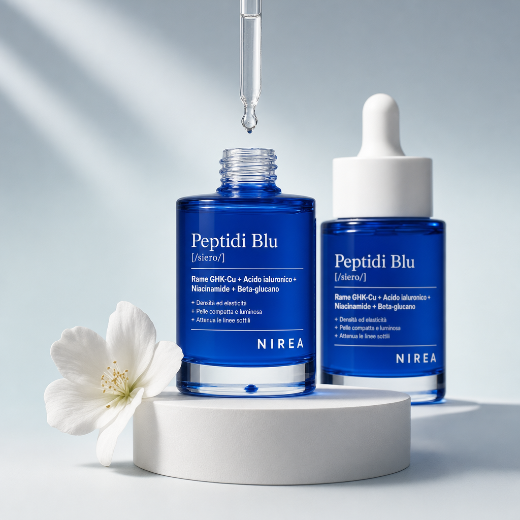 Packshot eroe: flacone di siero Peptidi Blu aperto con contagocce, accanto alla sua confezione, su fondale grigio-azzurro